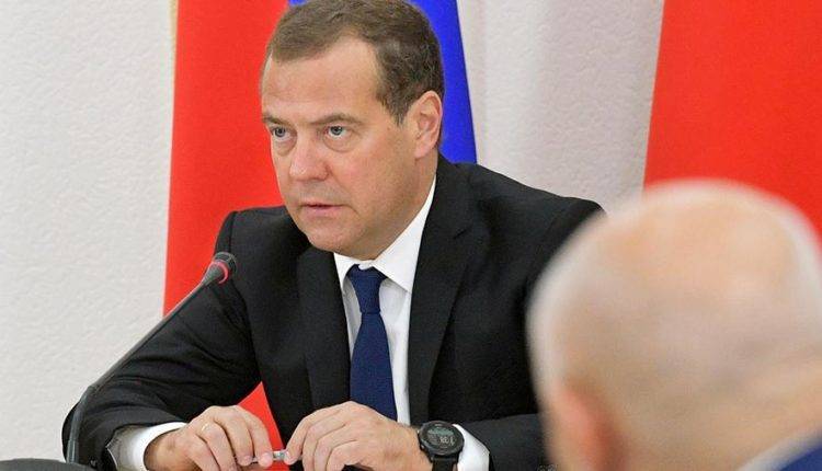 Медведев обязал сервисы бронирования авиабилетов перенести серверы в Россию
