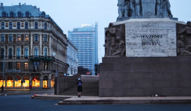 В Риге поймали литовца, залезшего на монумент Свободы — Происшествия, Новости Европы