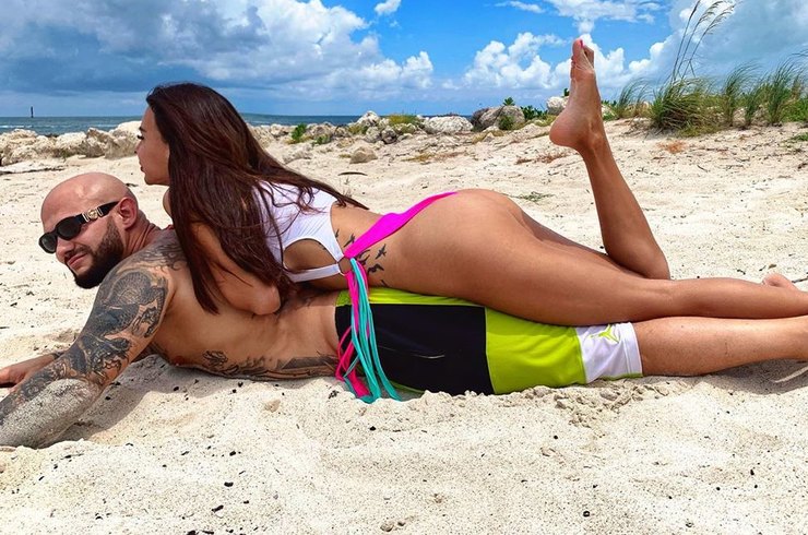 Оксана Самойлова в сексуальном купальнике устроила фотосессию с мужем на пляже — Информационное Агентство "365 дней"