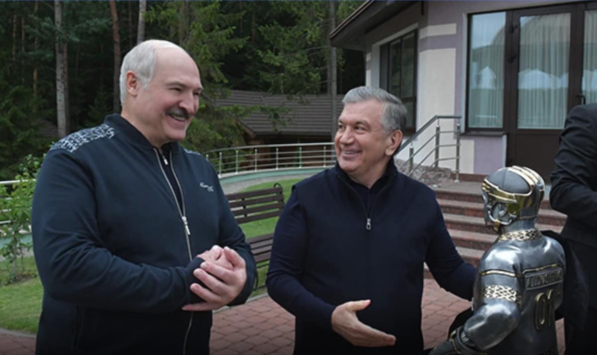 Мирзиеев подарил Лукашенко хоккеиста "с секретом" (видео)