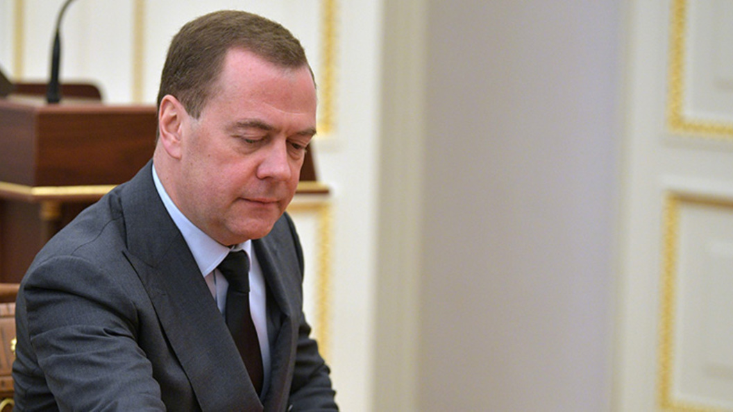 "Мы все теряем деньги, а кто-то наслаждается ситуацией": Медведев не сдержал эмоций, упрекнув недобросовестных подрядчиков