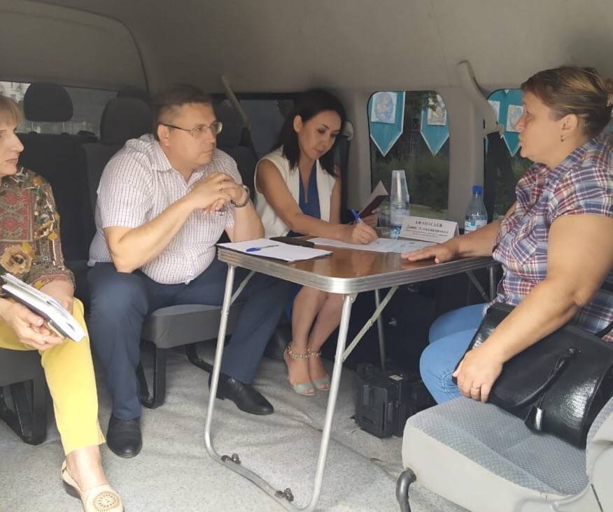 Мобильная приемная завершила серию выездов в Черноярском районе