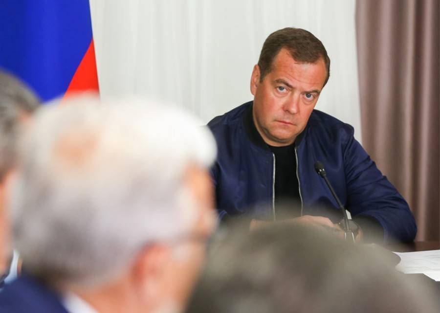 Медведев оценил ситуацию с недобросовестными подрядчиками