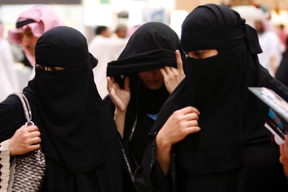 Саудовские власти приняли поправки, которые позволяют женщинам выезжать заграницу без разрешения мужчины-опекуна