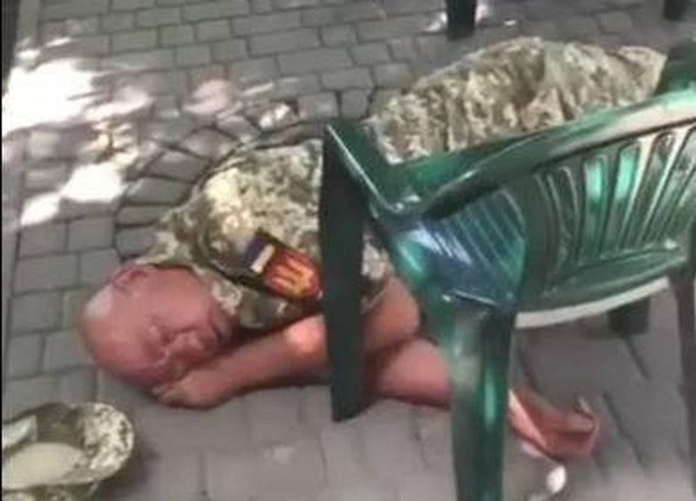 Пьяные бойцы ВСУ в Первомайске показали, как проходят солдатские будни