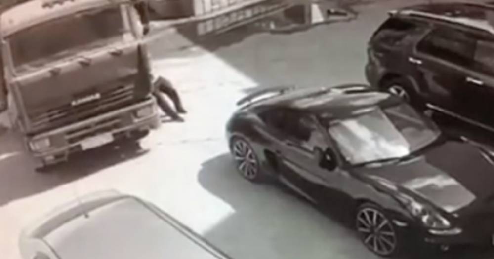 Водитель руками остановил покатившийся на спорткар КамАЗ и попал на видео