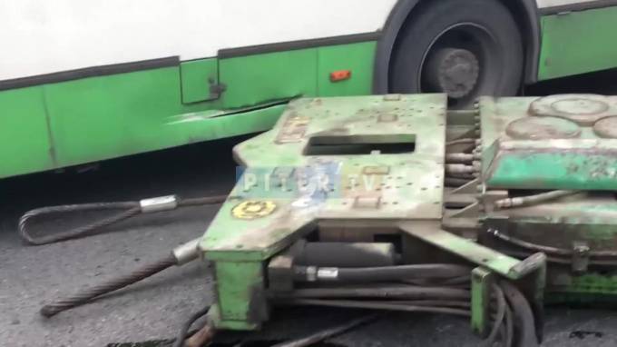 В Колпино крупный объект с прицепа грузовика упал на автобус