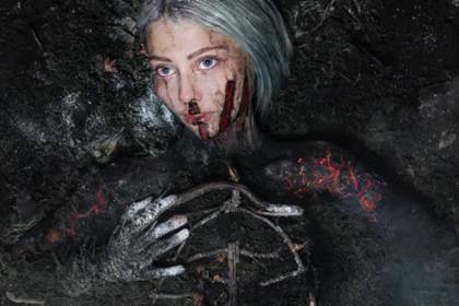 Молодая художница легла в кучу пепла ради спасения сибирских лесов