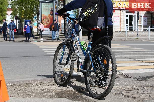 В Сыктывкаре под колеса иномарки попал велосипедист-нарушитель