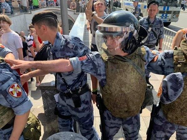 СК объединил дела о массовых беспорядках и нападениях на полицию 27 июля
