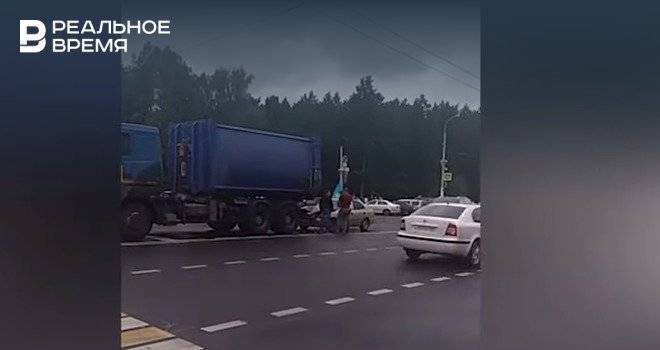 В Уфе празднующие день ВДВ десантники на машине врезались в грузовик