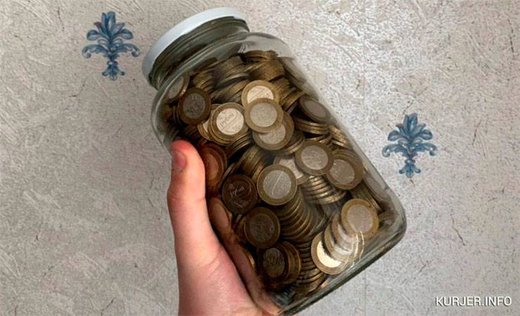 Житель Слуцка показал, как выглядит $ 1000 монетами в двухлитровой банке. Фотофакт