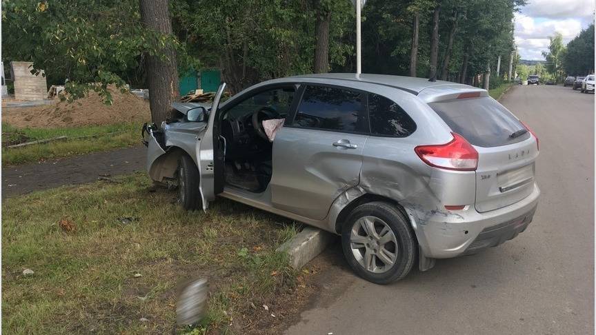 ДТП в Слободском: «Лада» врезалась в дерево после столкновения с «Нивой»