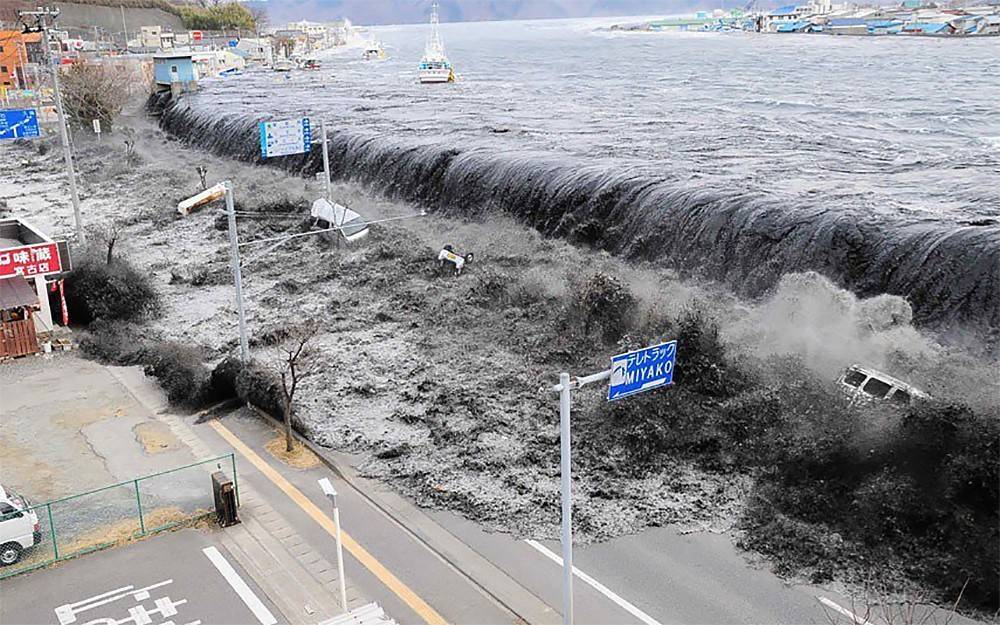 На Индонезию после мощного землетрясения надвигается цунами