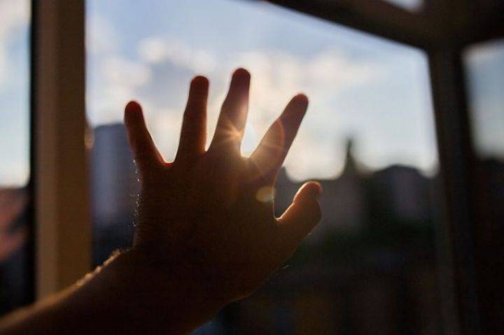 Под Воронежем трёхлетняя девочка выпала из окна многоэтажки - Новости Воронежа