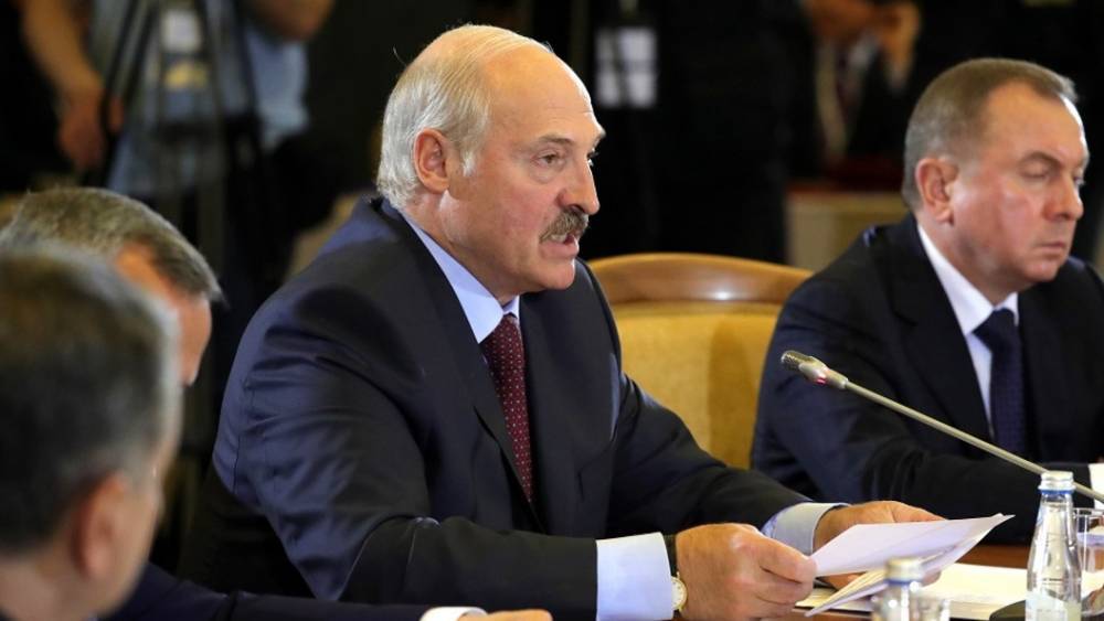 "Кувырком полетел": Лукашенко наказал пьяного подчиненного за оскорбление матом
