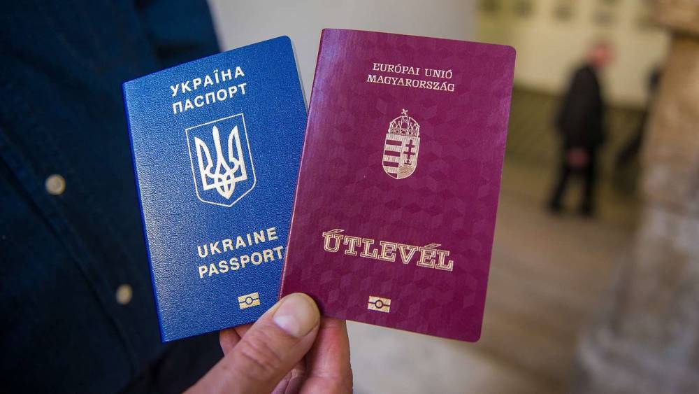Аннексия подкралась незаметно: До 300 тысяч граждан Украины получили венгерские паспорта