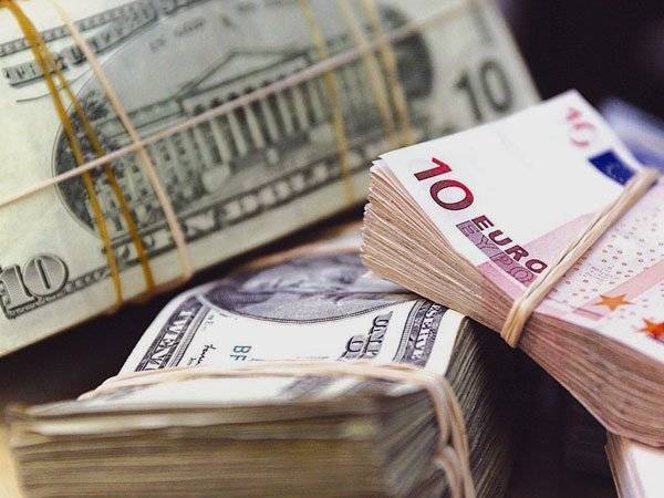 Курсы доллара и евро прибавили сразу по рублю