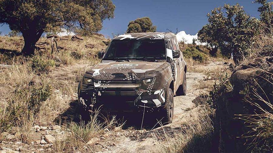 Land Rover испытал новый Defender в пустыне