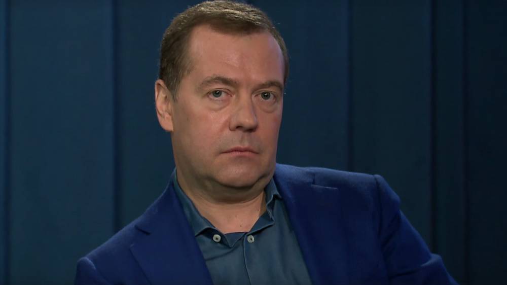 Медведев распорядился перенести в РФ сервера компаний по бронированию авиабилетов