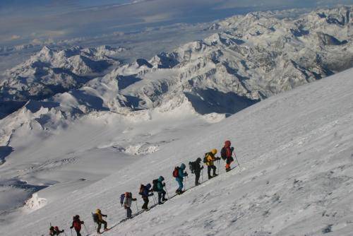 Восхождение на Эльбрус: какой из маршрутов лучше выбрать альпинисту