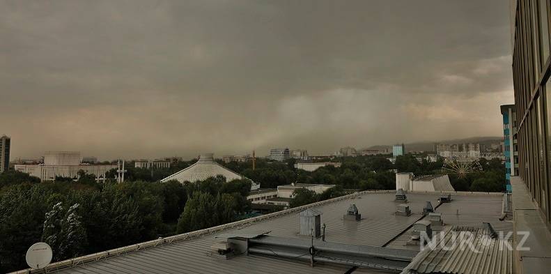 Раскаты грома и пыльная буря: долгожданный ливень обрушился на Алматы (видео)