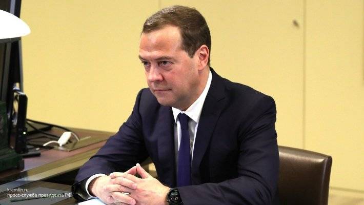 Дмитрий Медведев прилетел на курильский остров Итуруп