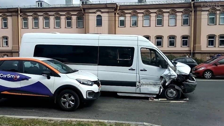 Появилось видео последствий столкновения автобуса и газели в Петербурге