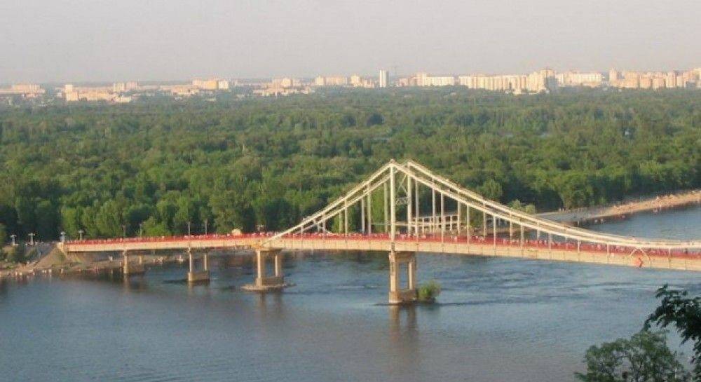 В Киеве обвалилась часть пешеходного моста на Труханов остров – фото