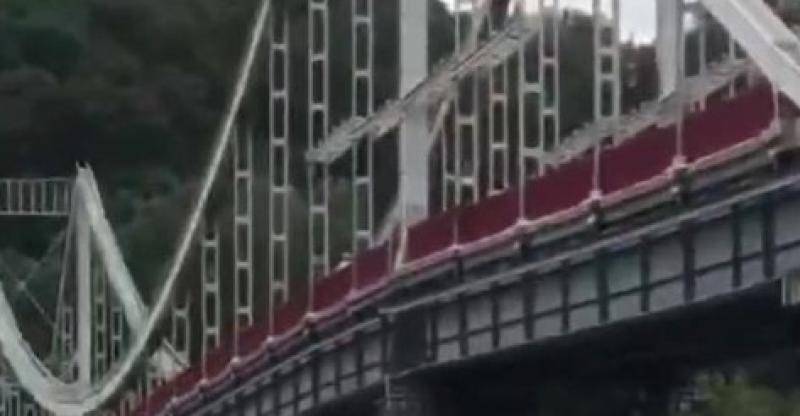 Часть конструкций обвалилась на пешеходном мосту в Киеве