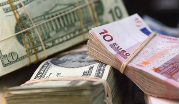 Евро и доллар растоптали белорусский рубль на последних торгах недели