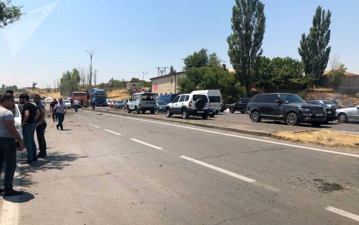 С места взрыва на трассе Ереван-Севан угнали поврежденную машину