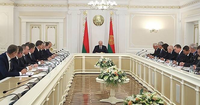 У Лукашенко обсуждают "дальнейшее экономическое развитие страны"