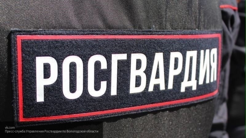 Росгвардейцы задержали двух вооруженных мужчин в женских париках и масках в Москве