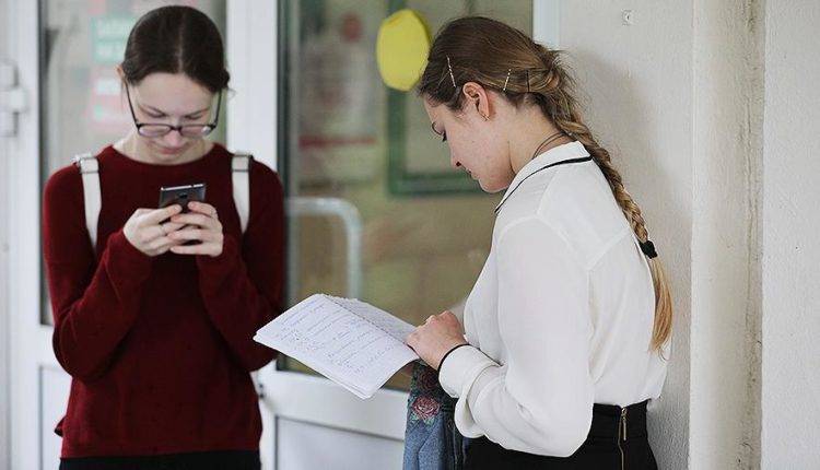 В регионах отреагировали на идею ограничения использования в школах мобильников