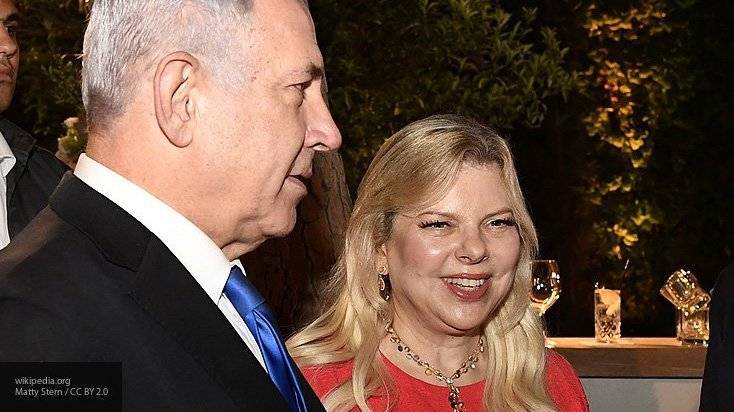 Жена премьер-министра Израиля бросила кусок украинского каравая на землю