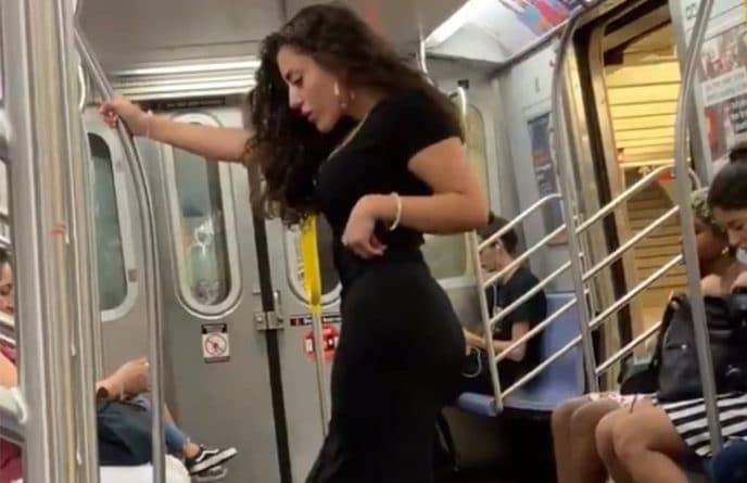 «Она моя новая королева»: 7,2 млн просмотров собрало видео, в котором девушка устроила селфи-фотоссесию в метро