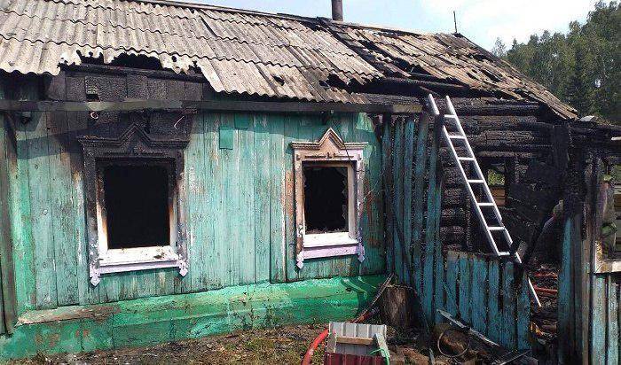 Женщина и трое детей заживо сгорели в частном доме в Иркутской области