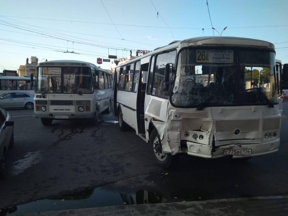 Два автобуса столкнулись в Воронеже, есть пострадавшие. РЕН ТВ