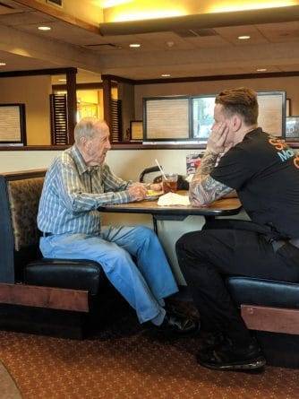Соцсети тронула история о 91-летнем ветеране, который обедал в одиночестве, но добрый официант решил составить ему компанию