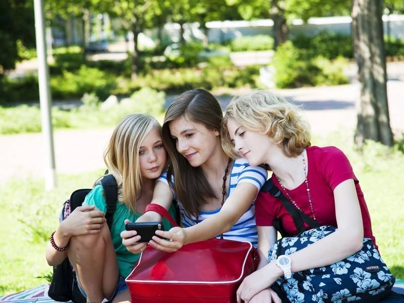 Идею запрета мобильников в школах оценят родители в Магаданской области