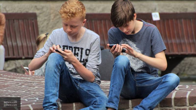Минпросвещения предложило ограничить использование мобильных телефонов в школах