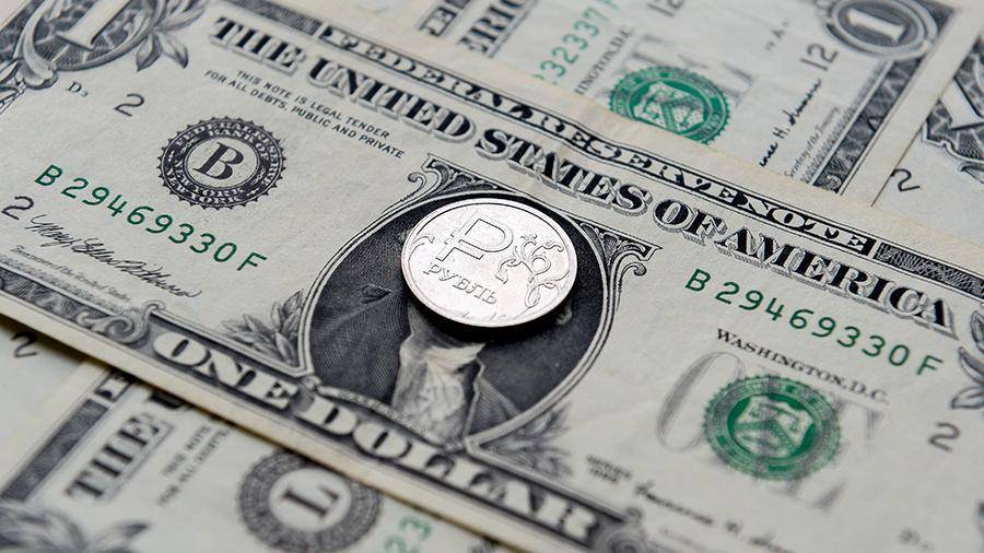 Эксперты рассказали о причинах падения курса рубля