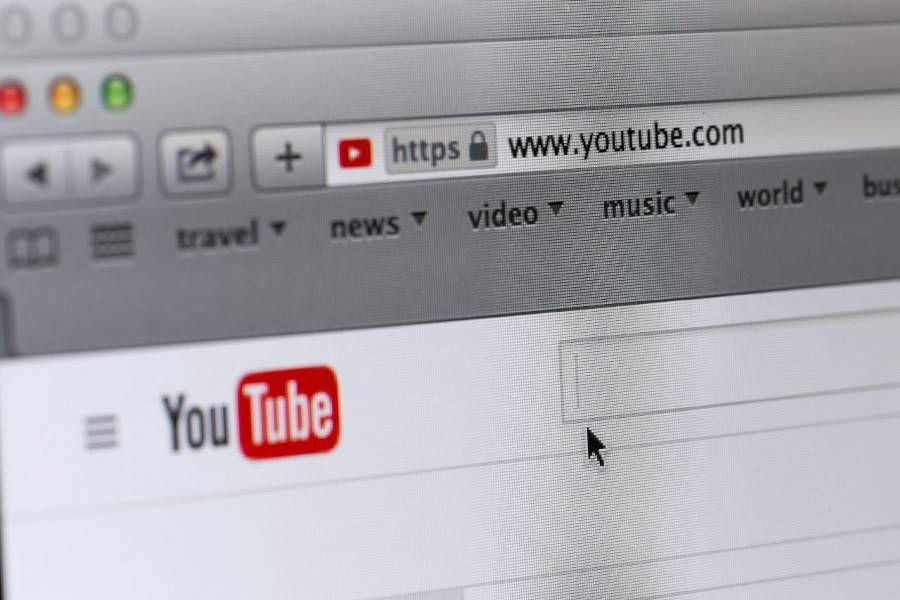 YouTube ограничил доступ к ролику с оскорблением госсимволов РФ