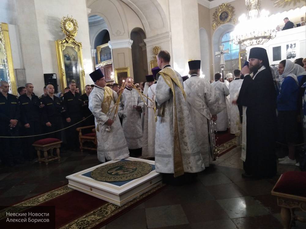 Александр Беглов принял участие в Божественной литургии в Спасо-Преображенском соборе