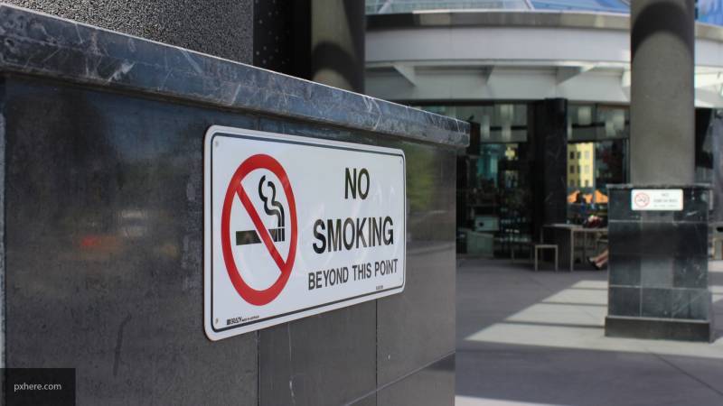 Минтруд раскритиковал идею штрафов за курение на работе