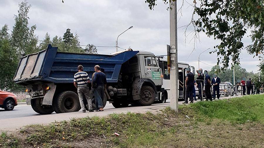 В столкновении «КамАЗа» с микроавтобусом под Челябинском пострадали 13 человек