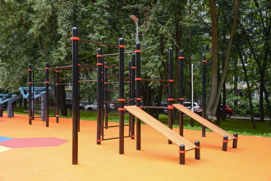 Работы по обустройству пяти спортивных зон начались в парке "Филатов луг"