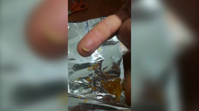 Видео: петербуржец обнаружил в чипсах червяка