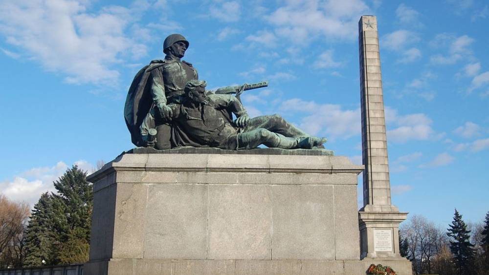 В Госдуме назвали кощунством уничтожение более 420 памятников советским солдатам в Польше